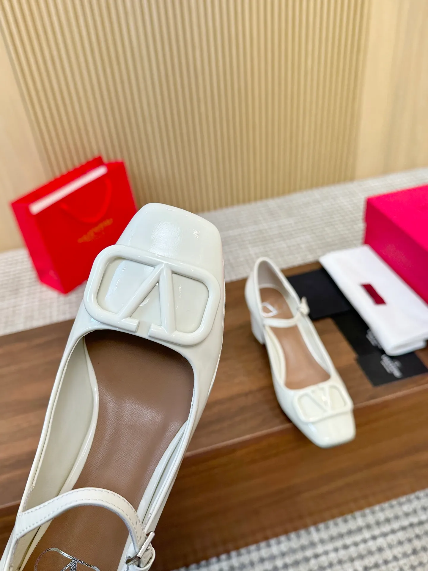 👟👟Ex-factory price 460👟👟 Genuine leather sole + 40 Valentino. Large v-buckle sandals ㊙️Latest series of counters Authentic grade version with perfect details. Authentic products are made one to one. All details are consistent with genuine ones. The upper foot is very pedicure type. The key point is that it is very good and easy to control. It does not grind the feet and does not tire the feet. Walking artifact, exclusive mold opening. The highest version on the market. Fabric: imported mixed sheepskin, lining and foot pads are all sheepskin. Code number (34 to 42) Customized sizes 34 and 42 are non-returnable and non-exchangeable. Heel height: 7.5CM. Rubber sole, leather sole +40